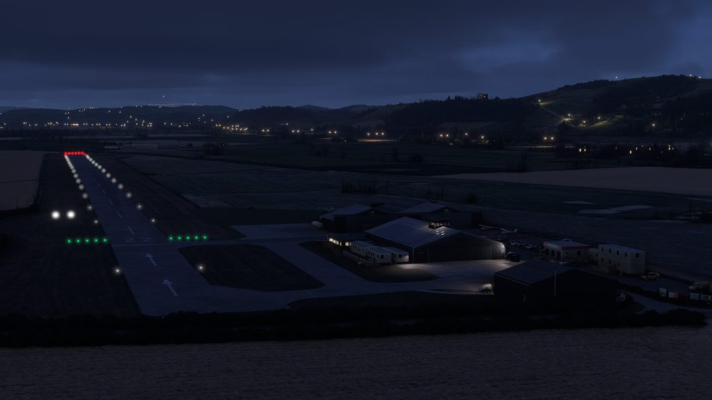L'aéroport Welshpool de Burning Blue Design pour MSFS 2020 et MSFS 2024, en vue aérienne SIM sur la piste et le tablier la nuit.