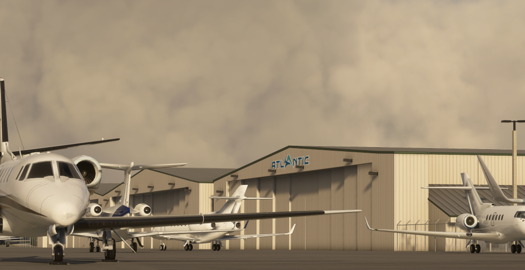 Vue nocturne Insim sur le tablier GA de l'aéroport international de Palm Beach de Vertical-Sim et les hangars de maintenance de l'aéroport international avec des jets d'affaires garés.  