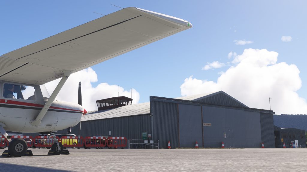 L'aéroport Welshpool de Burning Blue Design pour MSFS 2020 et MSFS 2024 dans SIM View of the GA tablier avec Cessna 152, Hangar et Tour de contrôle.