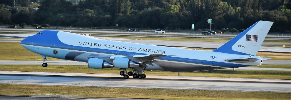 Boeing VC-25a de l'United States Air Force quittant RWY.10L, en tant qu'Air Force One, (avec le président Trump à bord) de West Palm Beach-PBI, Floride, États-Unis, 12/02/17