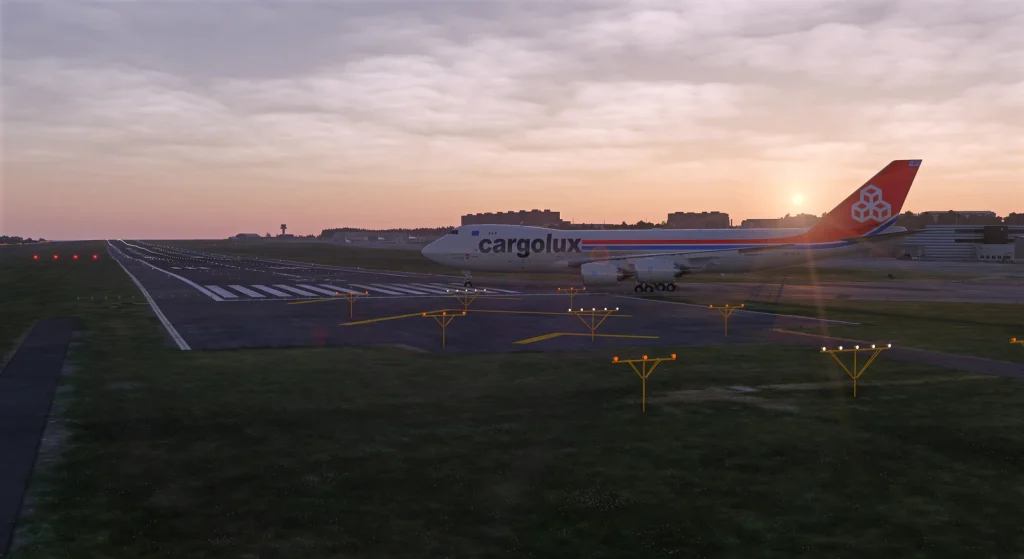 Vue INSIM de l'aéroport du Luxembourg de l'Atelic pour MSFS 2020 et 2024. Xargolux Boeing 747-400 F alignant pour décrocher au coucher du soleil avec une vue magnifique sur la piste inclinée