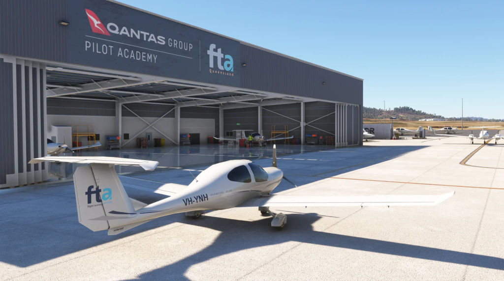 Un avion en diamant FTA se trouve à l'extérieur du hangar de Qantas.