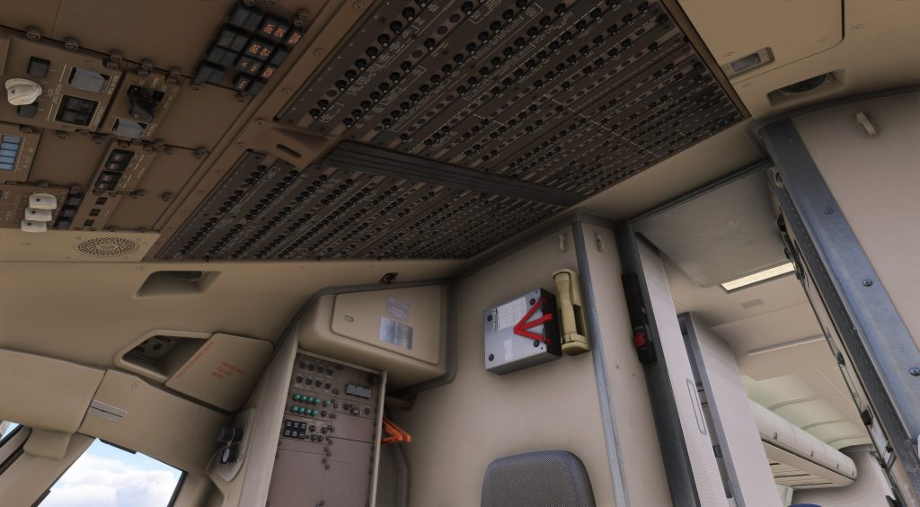 En vue sim du cockpit du Boeing 757 de Bluebird Simulations. cette photo se concentre sur le panneau supérieur, en particulier la section des disjoncteurs. 