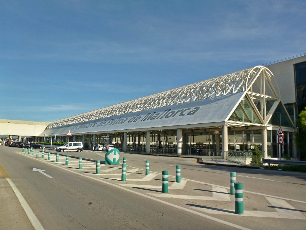 Terminal à l'aéroport LEPA