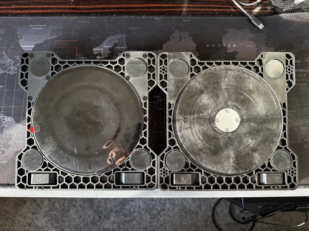 Image montrant la plaque de base de l'Honeycomb Alpha d'origine et la plaque de base de l'Alpha Lite côte à côte à des fins de comparaison