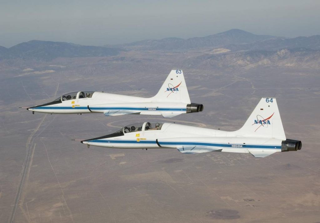 Photo réelle d'un vol de 2 avions T38 Talon de la flotte de la NASA. 