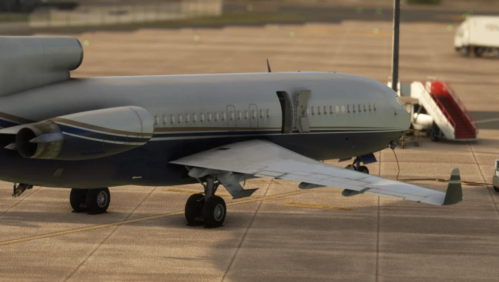 Variante d'ailette de Boeing 727 garée sur la rampe avec équipement au sol à proximité